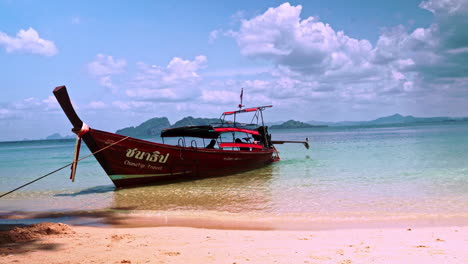 Lancha-Turística-De-Crucero-De-Madera-Anclada-En-La-Playa-De-Arena-En-Tailandia