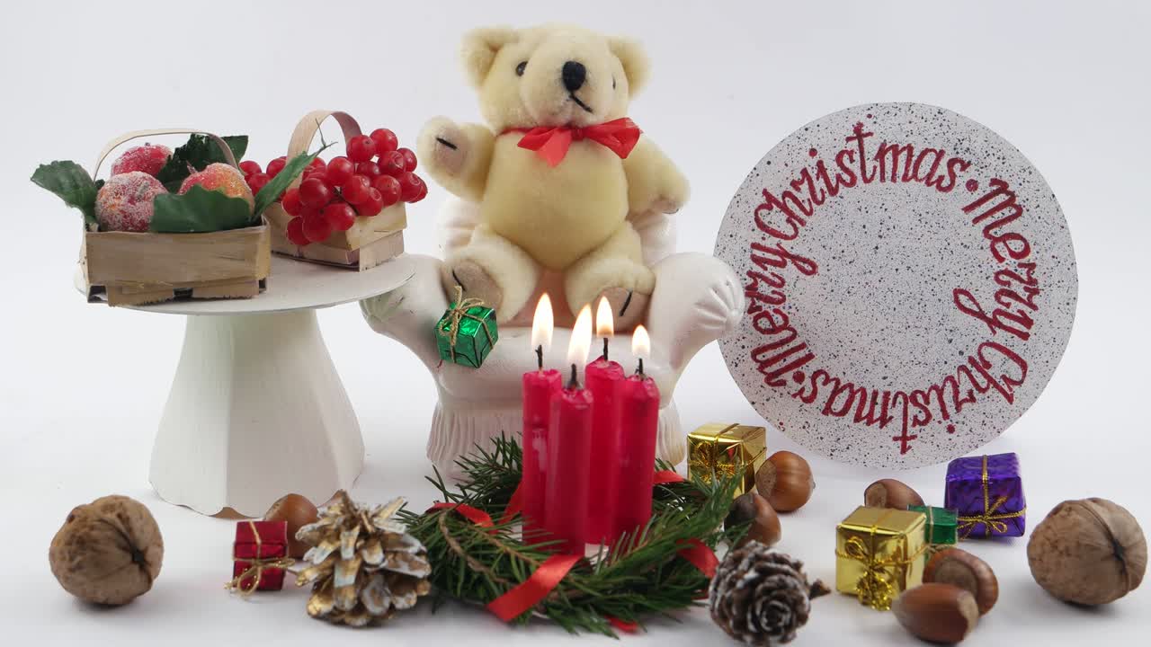 테디 베어와 크리스마스 장식, 색 배경, 어린이 장식