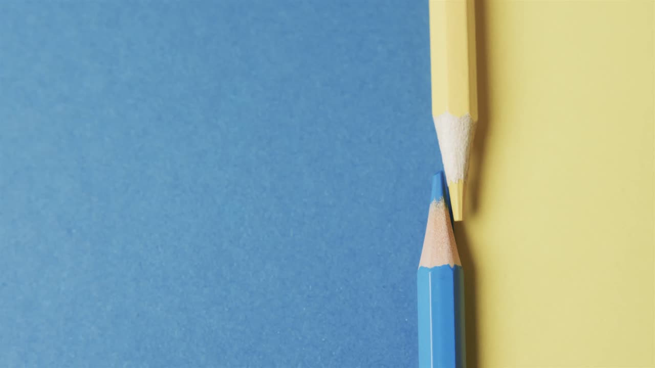 cerrado de lápices azules y amarillos con espacio de copia en fondo azul y amarillo