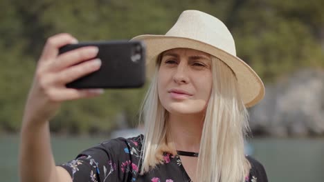 video de mano muestra a una mujer haciendo una selfie con un teléfono móvil