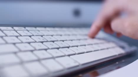 teclado de computadora en la oficina moderna