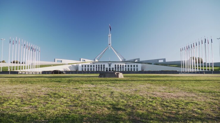 Vista lontana del Parlamento in una giornata di sole a Canberra, Australia