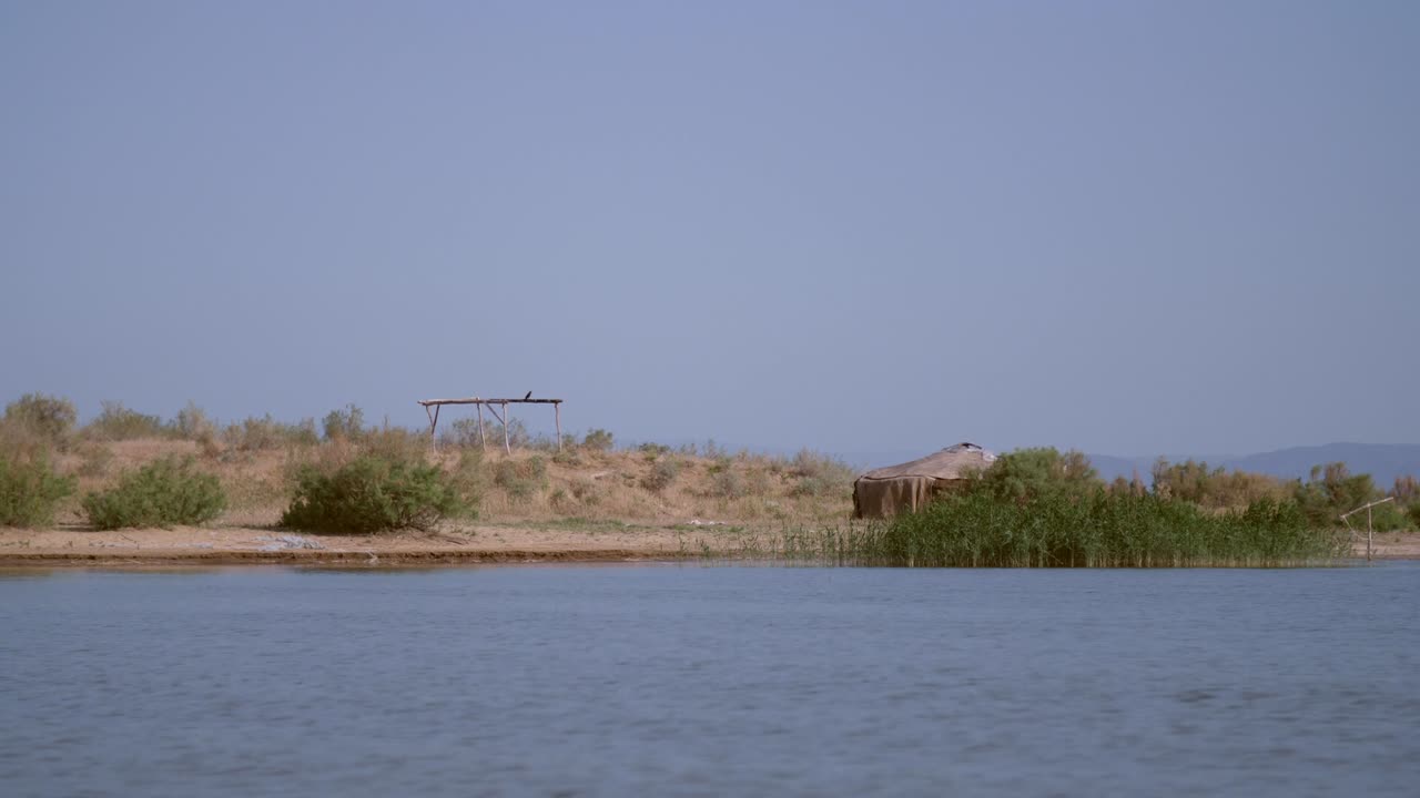 заброшенная юрта у озера