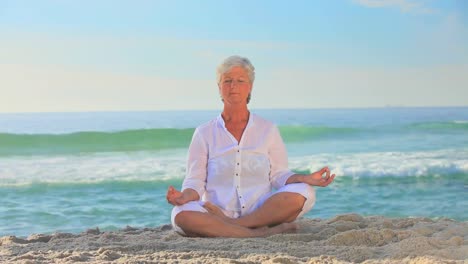 Reife-Frau-Macht-Yoga-Übungen