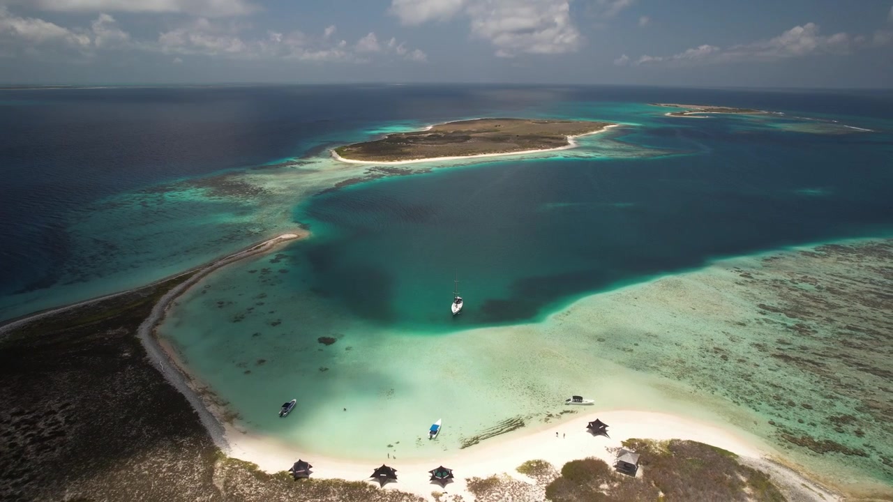 Nước biển màu ngọc lam và những bãi biển cát ở Los Roques dưới bầu trời nắng, nhìn từ trên cao