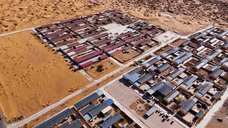 Vista-Aérea-De-Una-Zona-Residencial-Cerca-Del-Desierto-De-Tengger-En-La-Región-Autónoma-De-Mongolia-Interior,-China