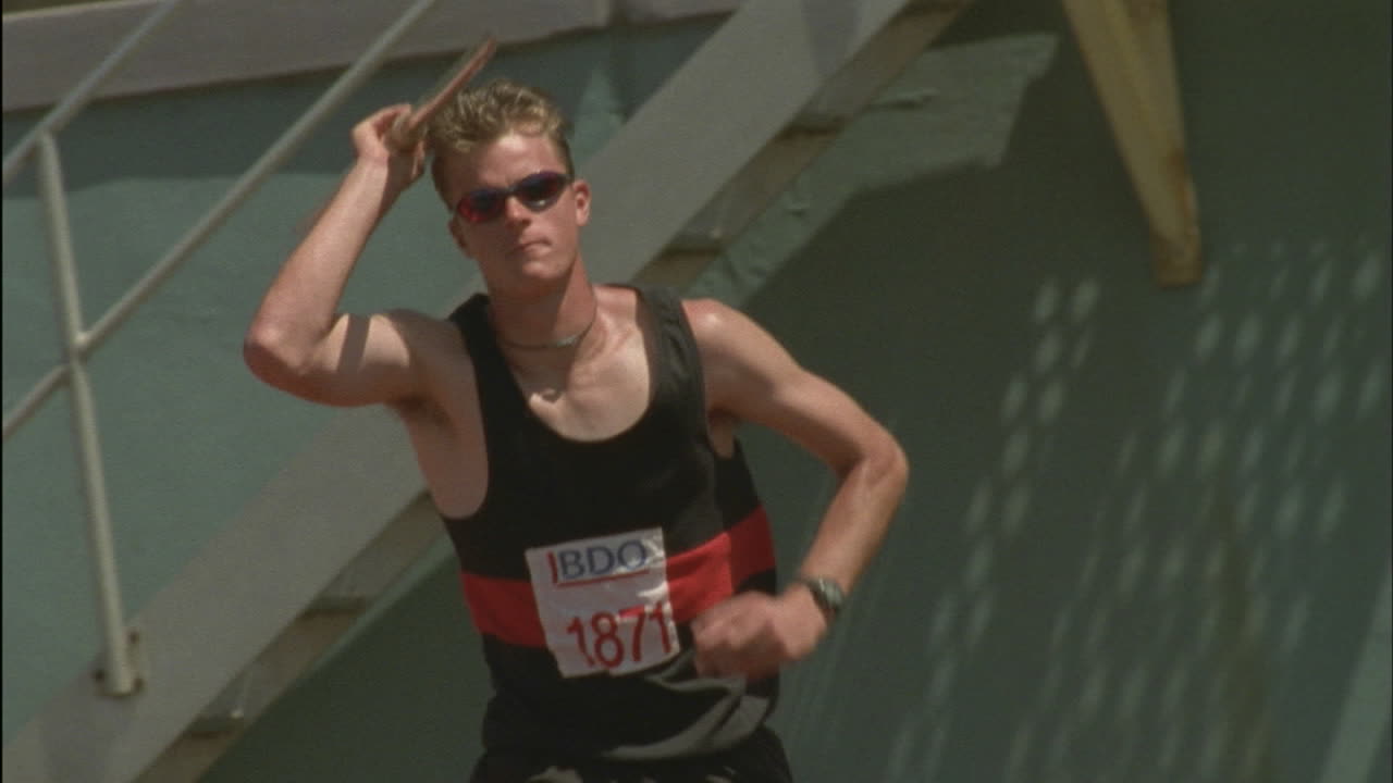 un atleta lanza una jabalina en un evento deportivo