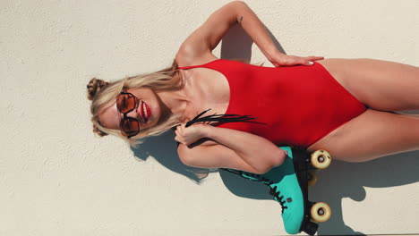 frau in rotem badeanzug mit rollschuhen