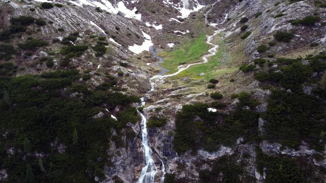 vista aérea de las montañas dolomitas, los alpes, italia