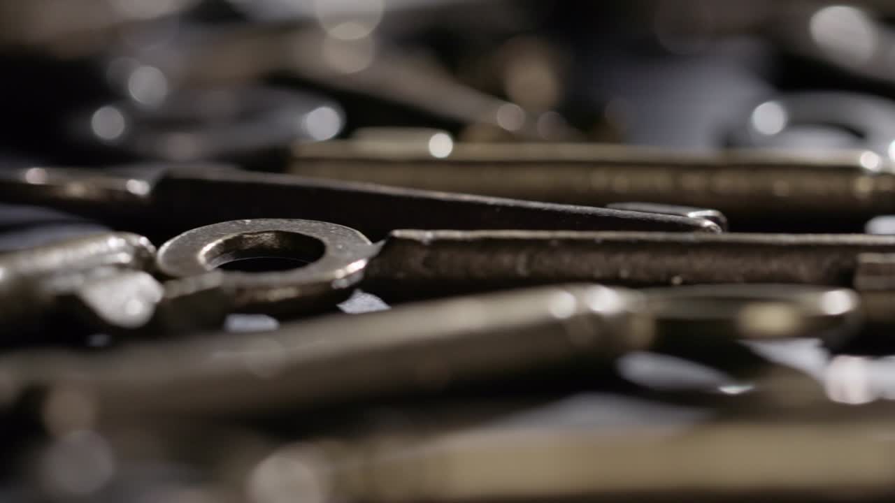 viejas teclas girando sobre fondo negro