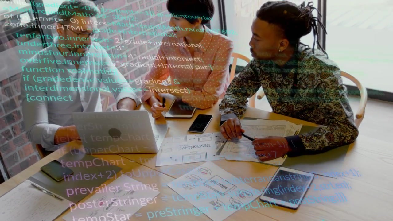 Vidéo verticale : Responsable UX gesticulant exhortant son équipe en chemises à prendre des décisions à table avec des croquis d'ordinateur portable et du code.