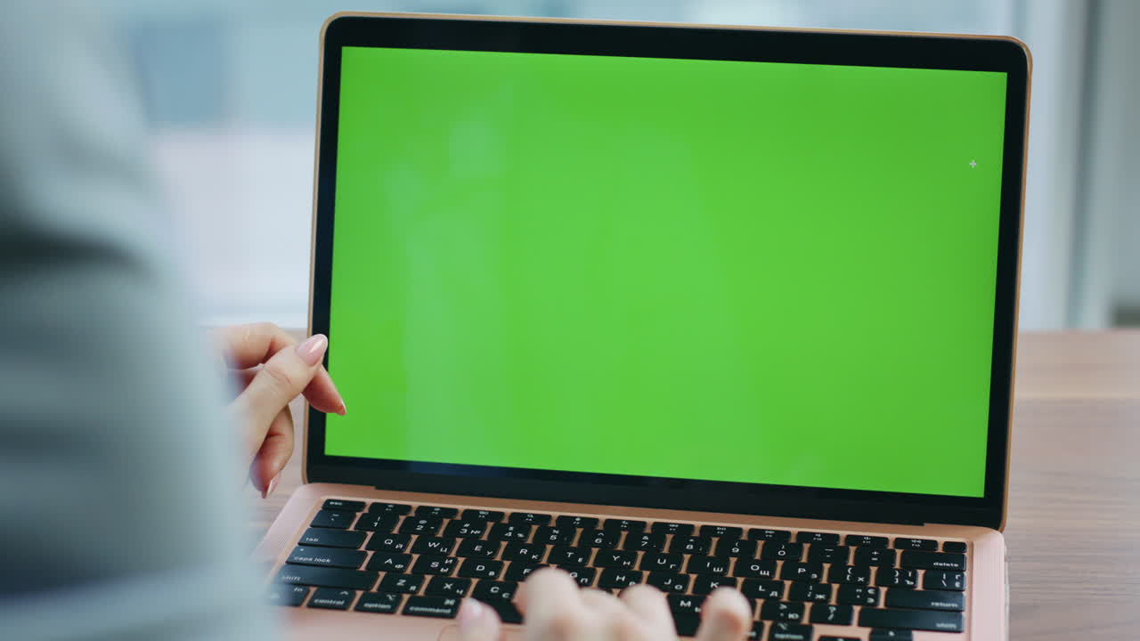 chica desconocida usando la computadora portátil chroma key para el trabajo de oficina en primer plano. manos desplazándose pc