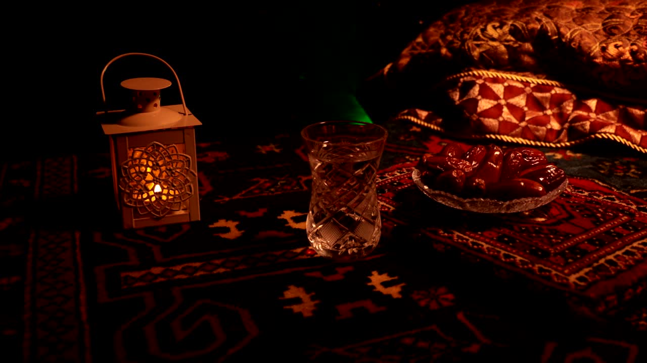 이프타르는 저녁 식사입니다. 장식의 슬라이더 뷰 라마단 카림 휴일 축제 축하 카드, 무슬림의 거룩한 달 라마단의 카림에 대한 초대. 어두운 배경. 선택적 초점