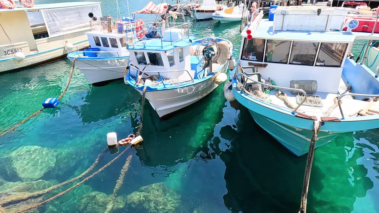 Barche da pesca ormeggiate in acque limpide e blu
