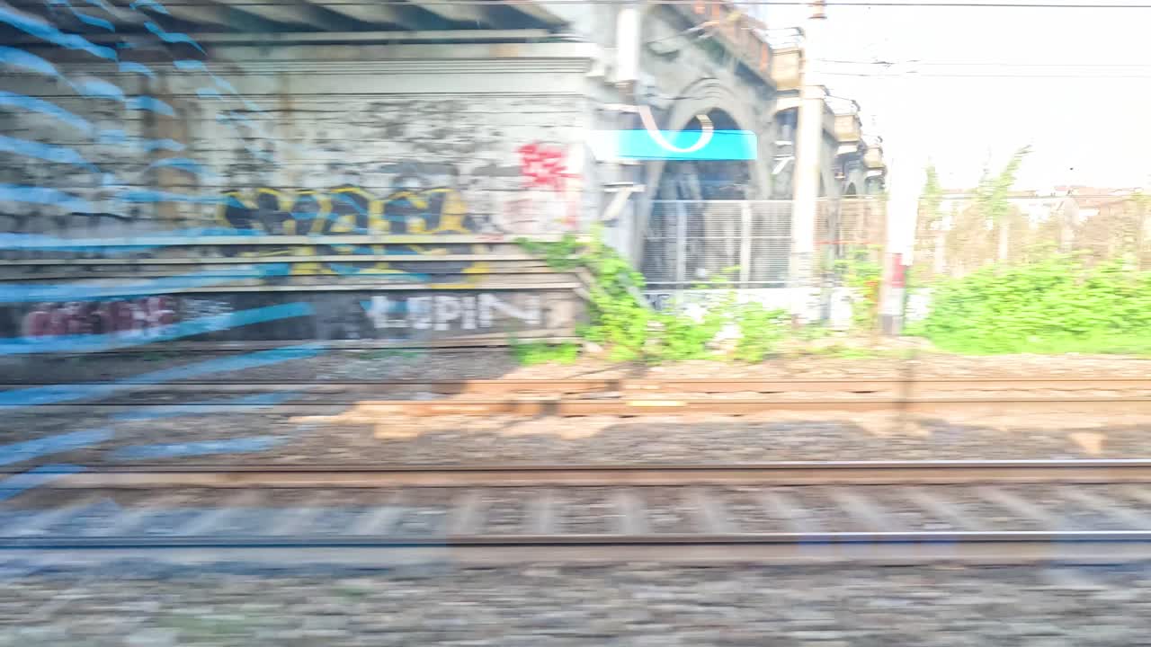 밀라노의 교외 풍경을 보여주는 경치 좋은 열차 타기