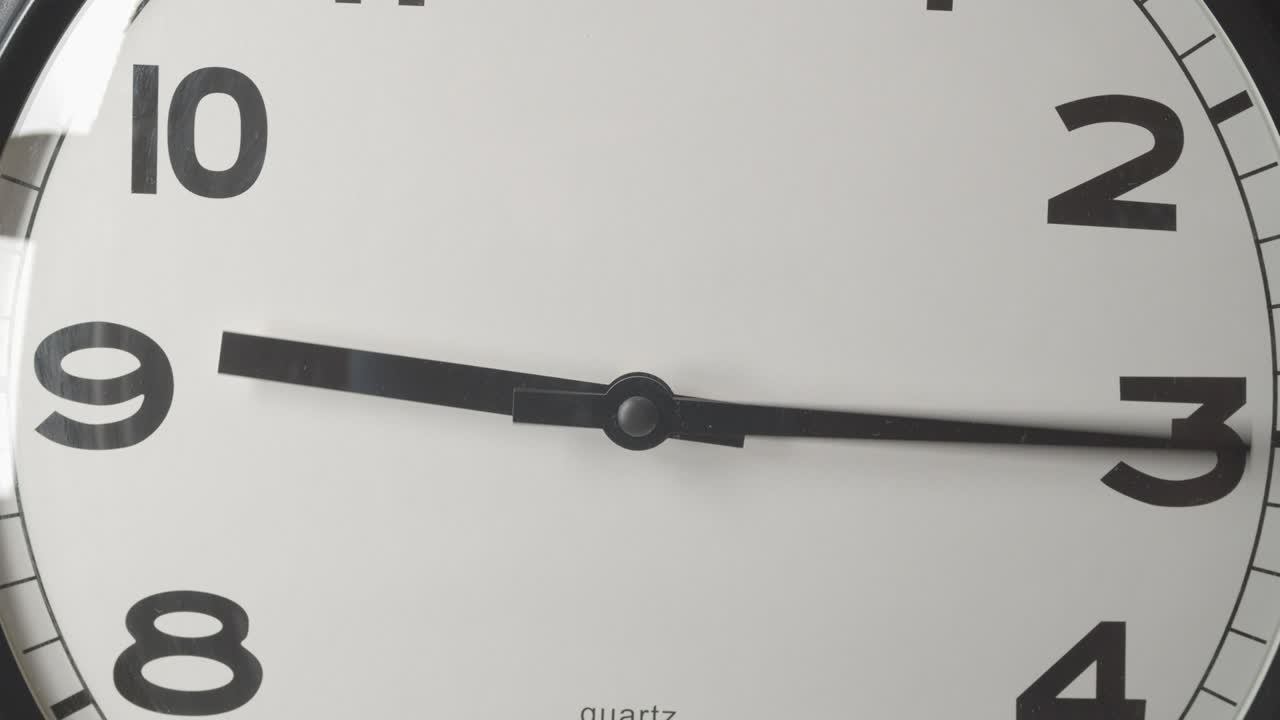 cara de reloj 1.9 dolly de primer plano en el lapso de tiempo en la pared