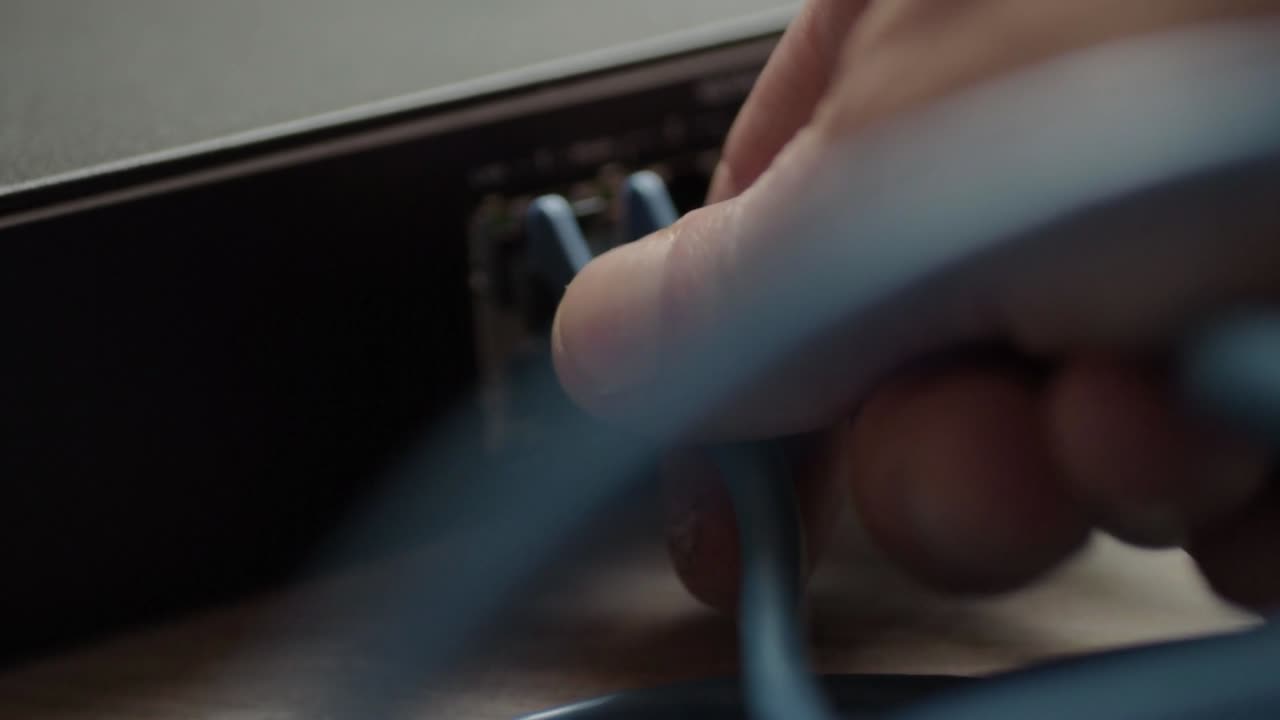 ingeniero de red que trabaja en el interruptor de cable ethernet