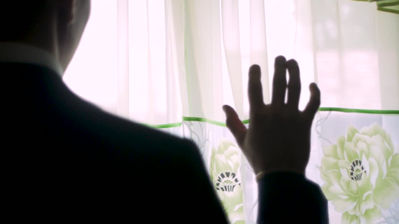 창문을 통해 보는 남자