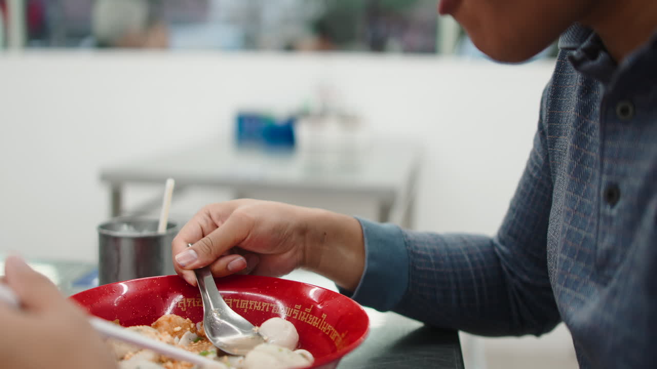 Una persona che mangia con un cucchiaio
