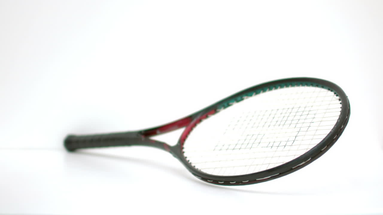 바닥에 떨어지는 라켓