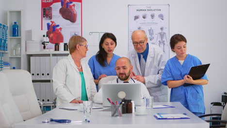 grupo de médicos que tienen una conferencia de brainstorming de salud