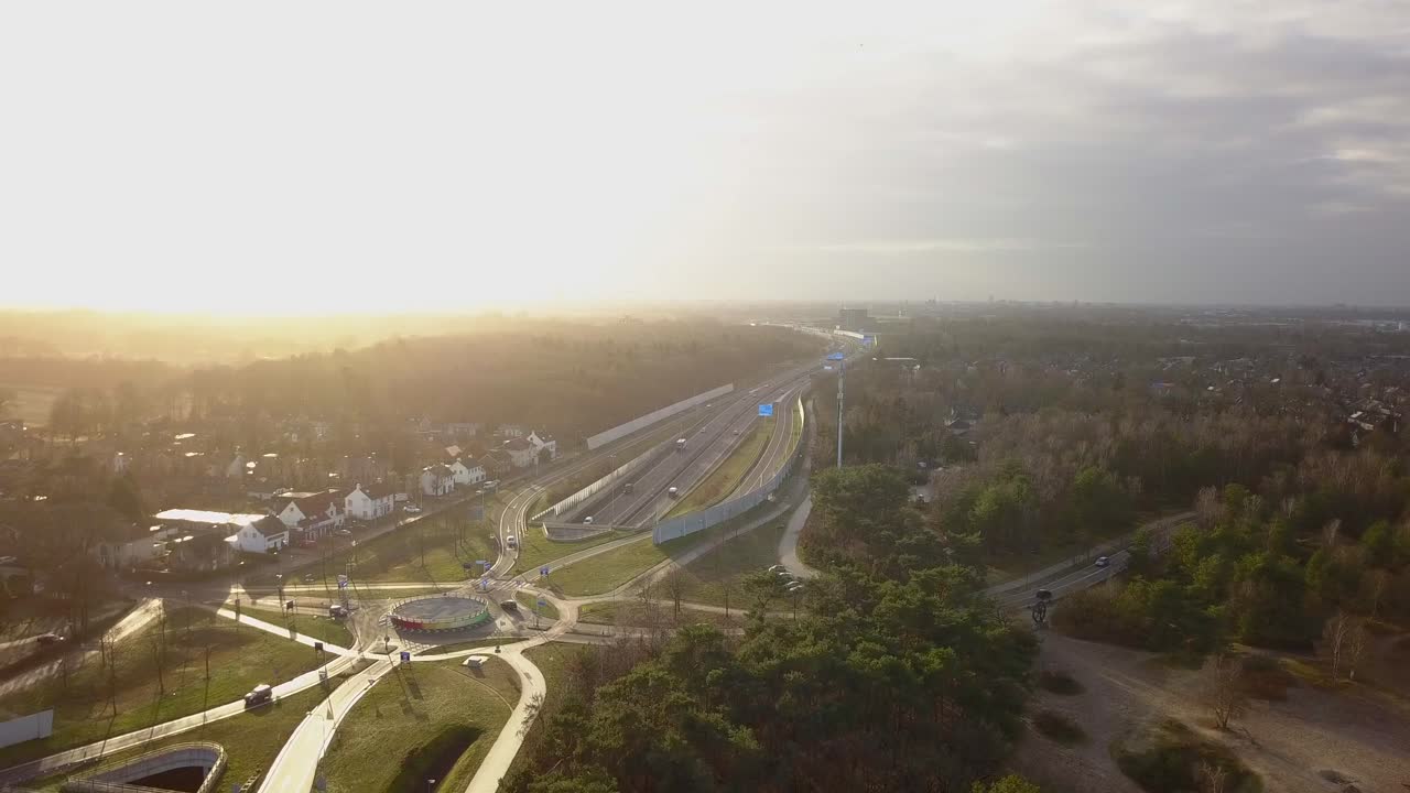 volar por la rotonda en las imágenes de drones de la mañana