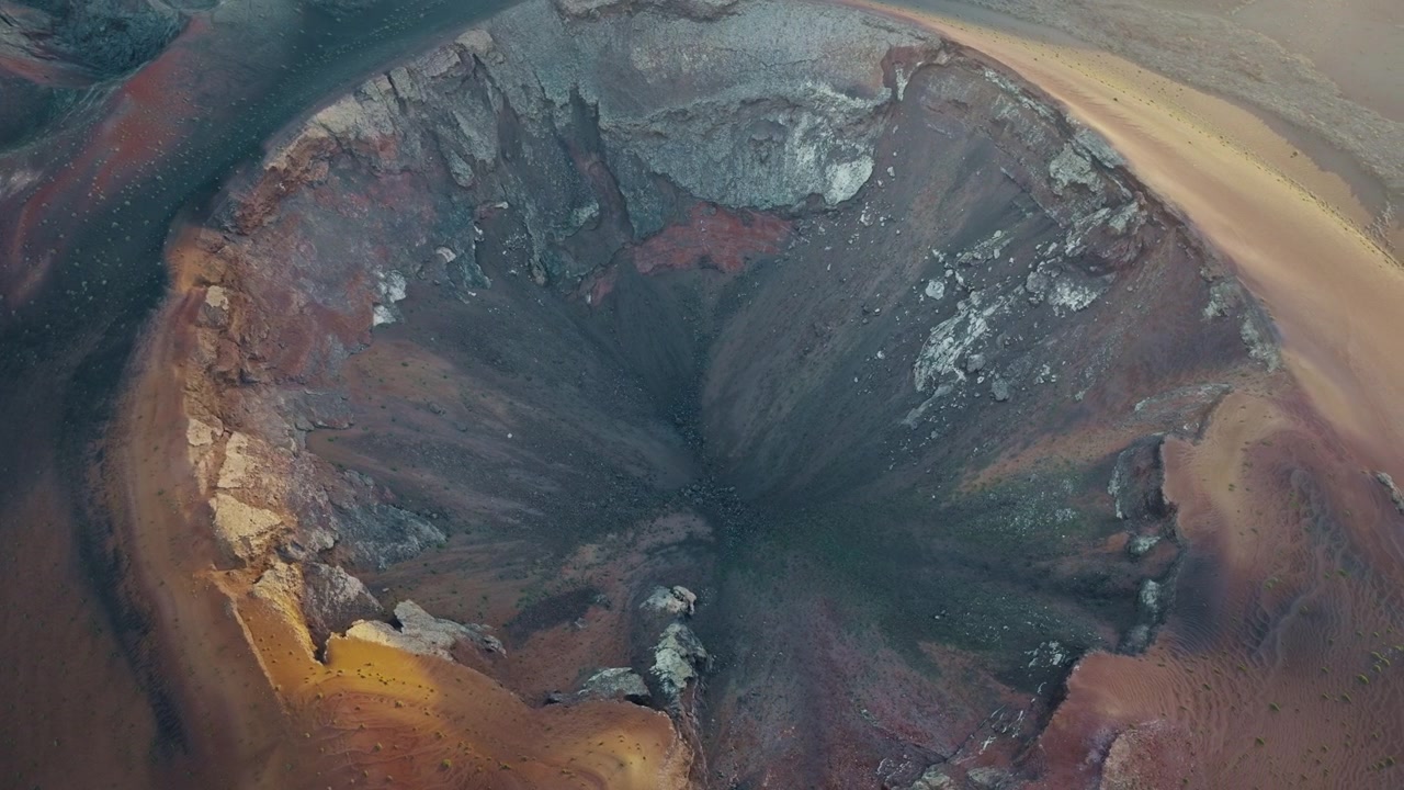 Caldera del Corazoncillo, Timanfaya nasjonalpark, Lanzarote, Spania, luftfoto med drone som ser ned i krateret, avslører ulendt indre, solnedgang. Del 4