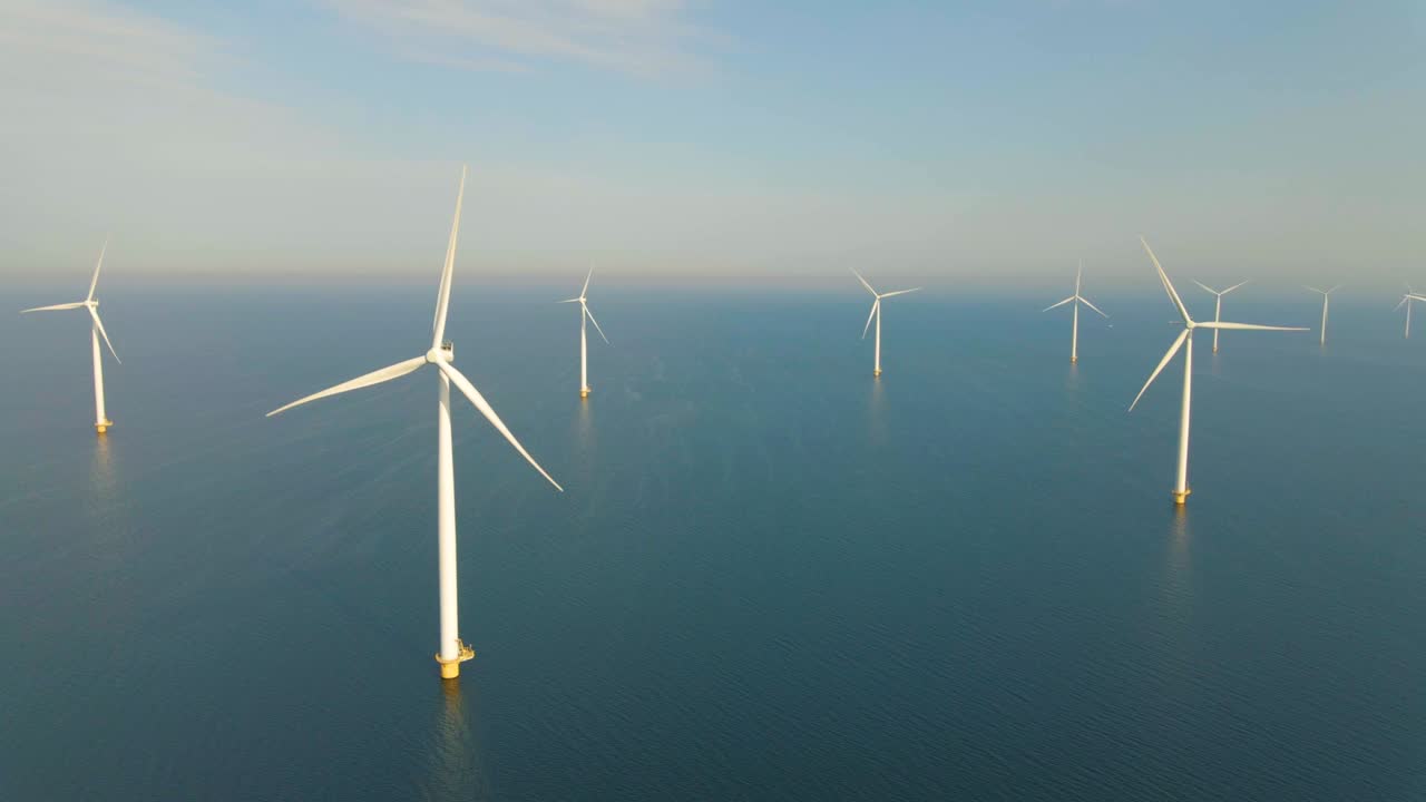 거대한 풍차 터빈, 바다에 있는 해상 풍차 농장, 웨스터메어 풍차 공원, 아름다운 밝은 날에 바다에서 고립된 풍차, 네덜란드, 플레볼랜드, 노르도오스트폴더