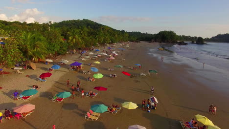 Bonita-Antena-Sobre-Una-Concurrida-Playa-Con-Sombrillas-En-Costa-Rica