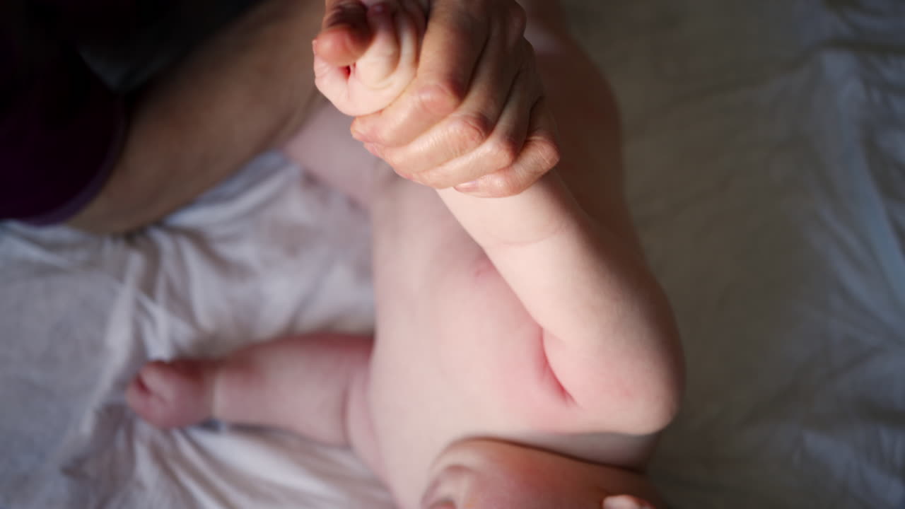 Assistente che esegue esercizi di mobilità con un bambino.