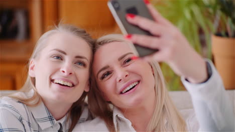 Zwei-Positive,-Energische-Frauen,-Die-Ein-Selfie-Foto-Auf-Einem-Sofa-Im-Luxuriösen-Modernen-Wohnzimmer-Machen-6