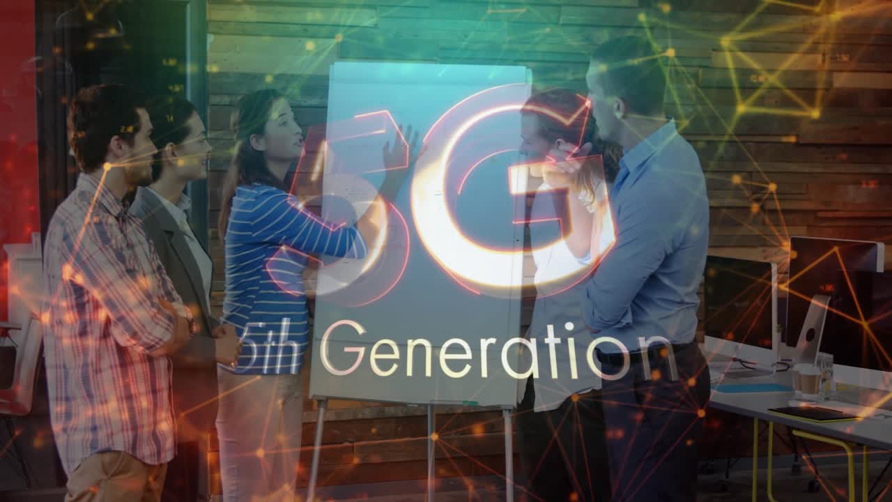 Zakelijk team brainstormt op kantoor, met een flip-over waarop gloeiende 5G-netwerkgraphics te zien zijn