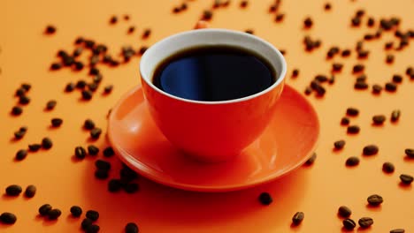 Tasse-Kaffee-Umgeben-Von-Bohnen