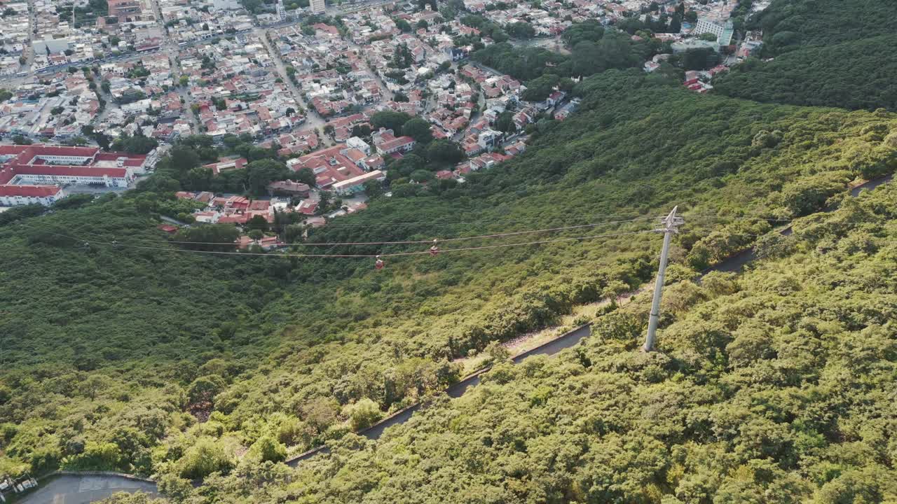 vista desde una montaña hasta los teleféricos o góndolas en la ladera de la montaña de salta, argentina
