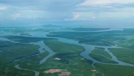 Imágenes-Aéreas-Del-Bosque-De-Manglares-Y-El-Río-De-La-Selva