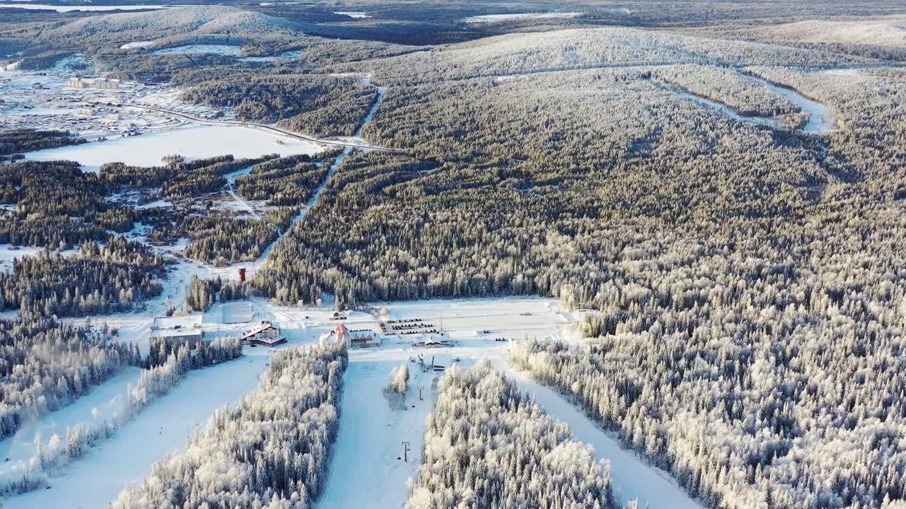 воздушный вид на заснеженный горнолыжный курорт