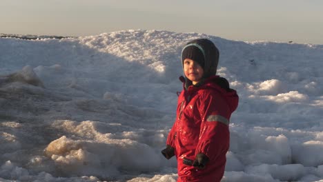 Niño-Viendo-Las-Olas-Chocar-Contra-El-Hielo