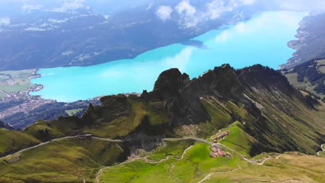 antena: cresta de la montaña en los alpes suizos por encima de un lago