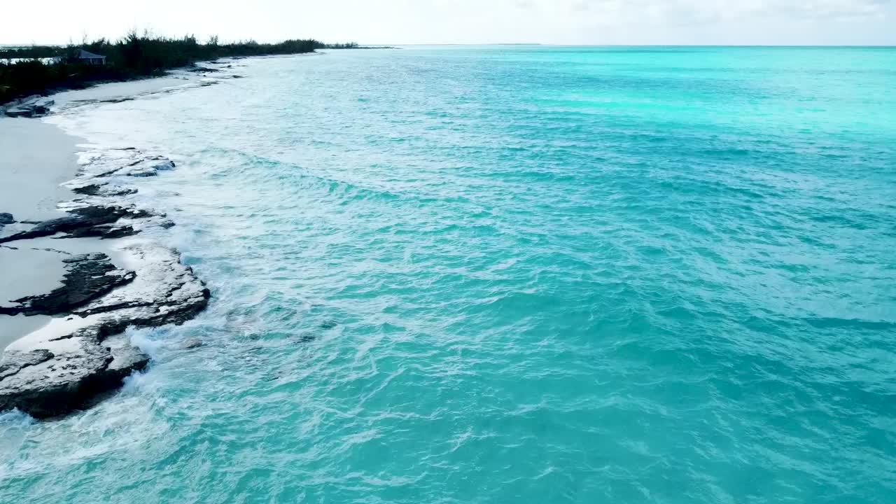 veduta aerea lungo una spiaggia bianca più in là sul mare turchese