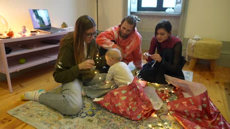 apertura de regalos de navidad en familia