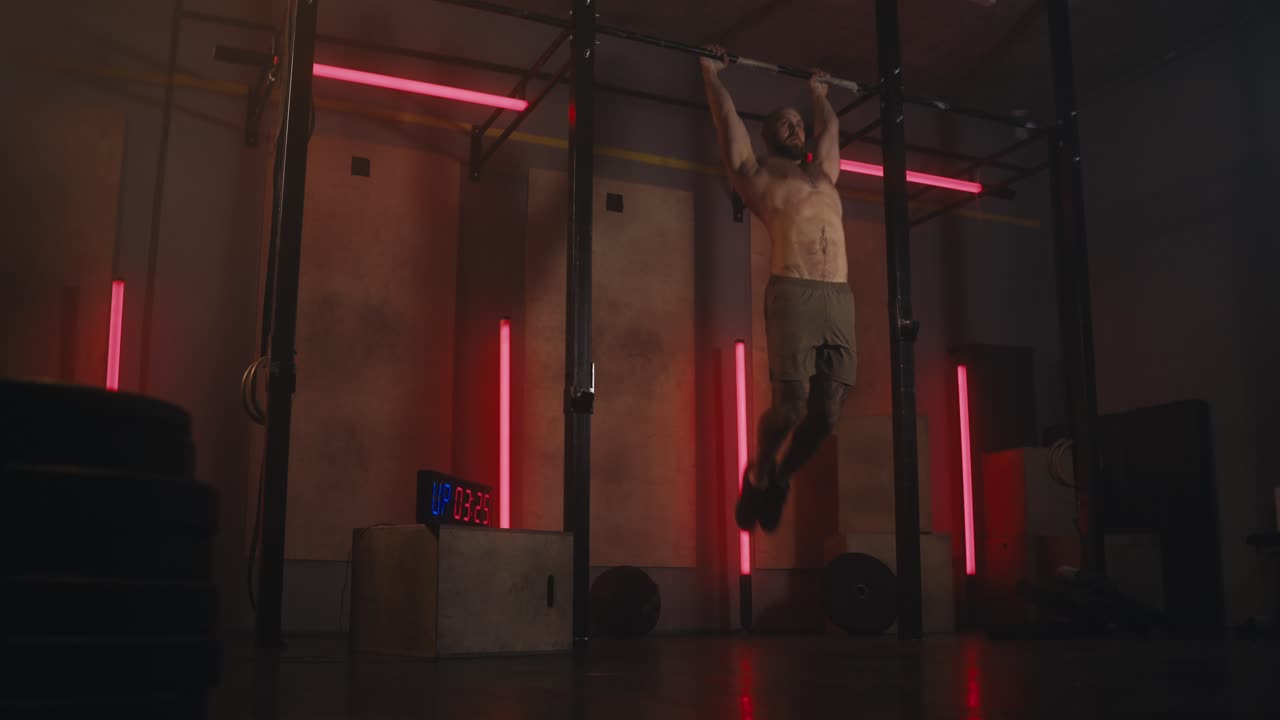 hombre trabajando en un gimnasio