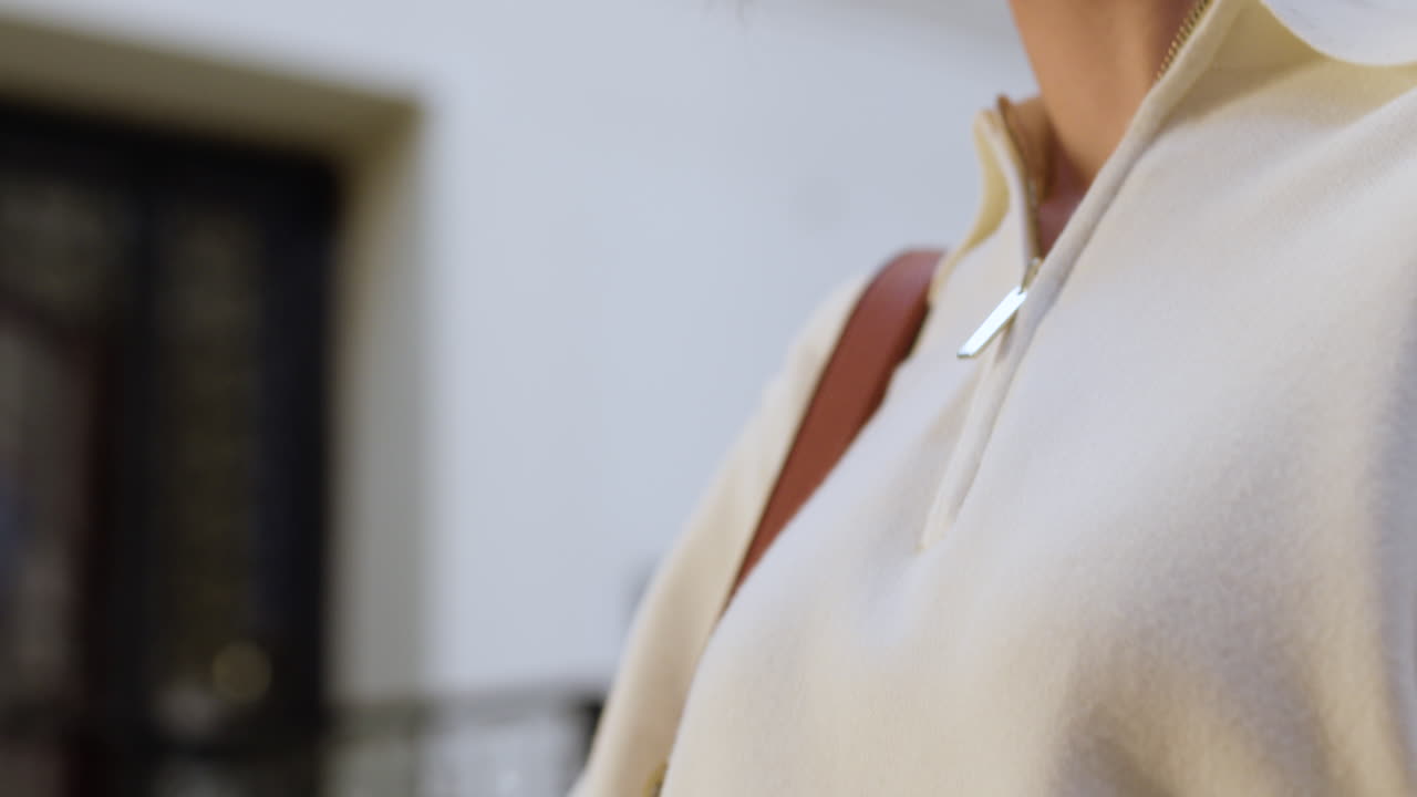 교회 에서 기도 하는 여자