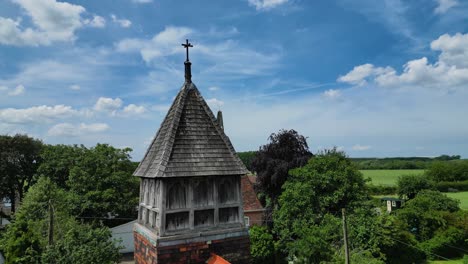 un primer plano de empujón hacia la torre de la iglesia en la iglesia de santa maría en stodmarsh