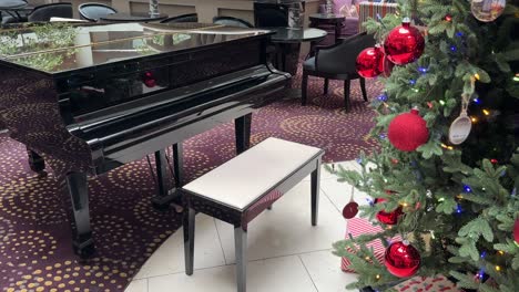 piano de cola junto al árbol de navidad del hotel