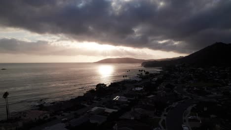 Pismo-Beach,-California-beaches-and-coast-with-mountains-and-epic-sun-rays