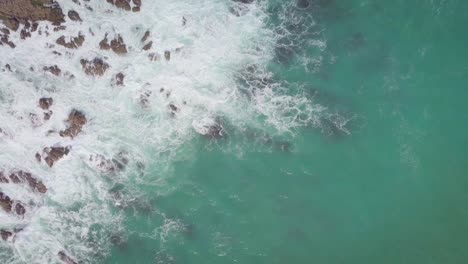 Seguimiento-Aéreo-De-La-Escarpada-Costa-De-Nueva-Zelanda-Con-Rocas-Y-Olas