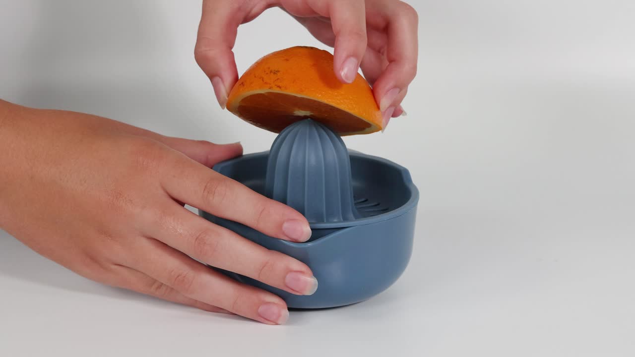 demostración secuencial de hacer jugo de una naranja manualmente