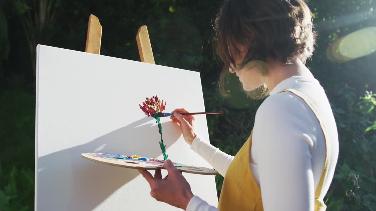 ⁇ 은 정원에서 갈색 머리카락을 그리는 백인 여성