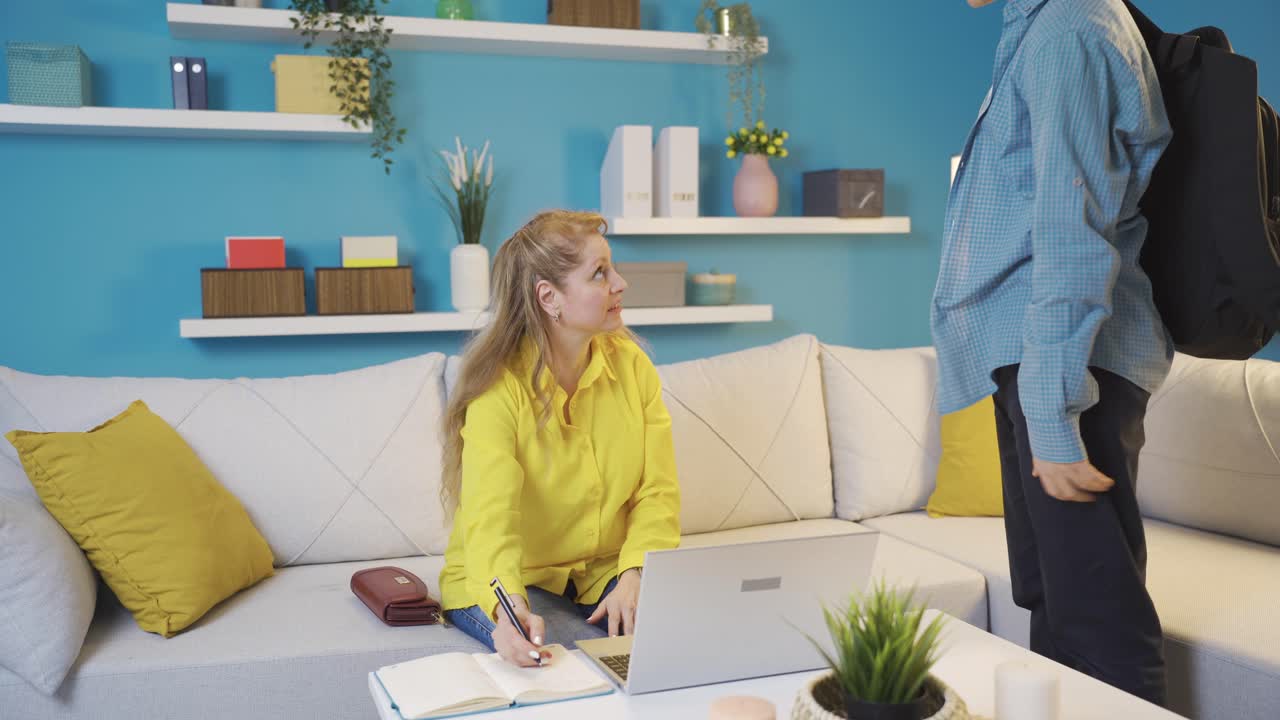 돈을 주고, 주머니 돈을 주고, 엄마와 아들이요.