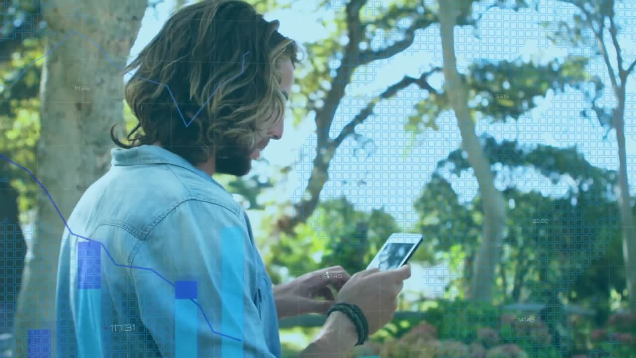 스마트 폰을 사용하는 사람 위의 금융 데이터 처리 애니메이션